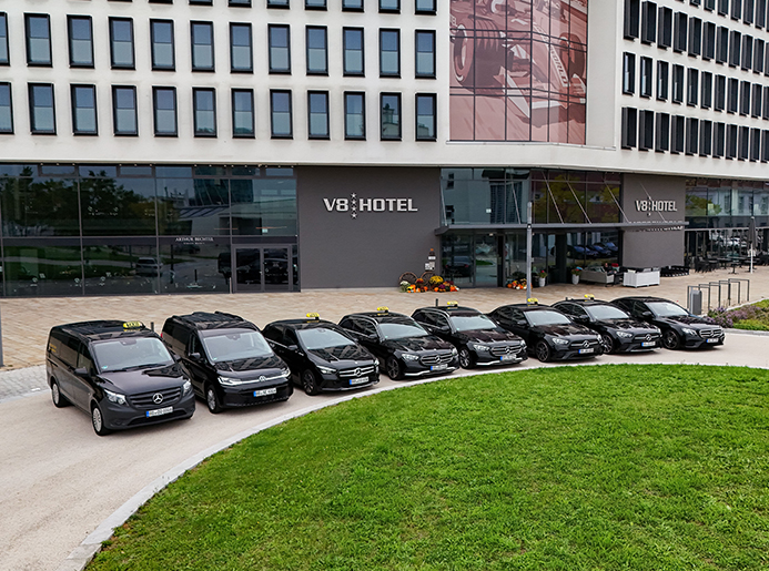 Moderne Taxi Flotte in Böblingen vor dem V8 Hotel Motorworld